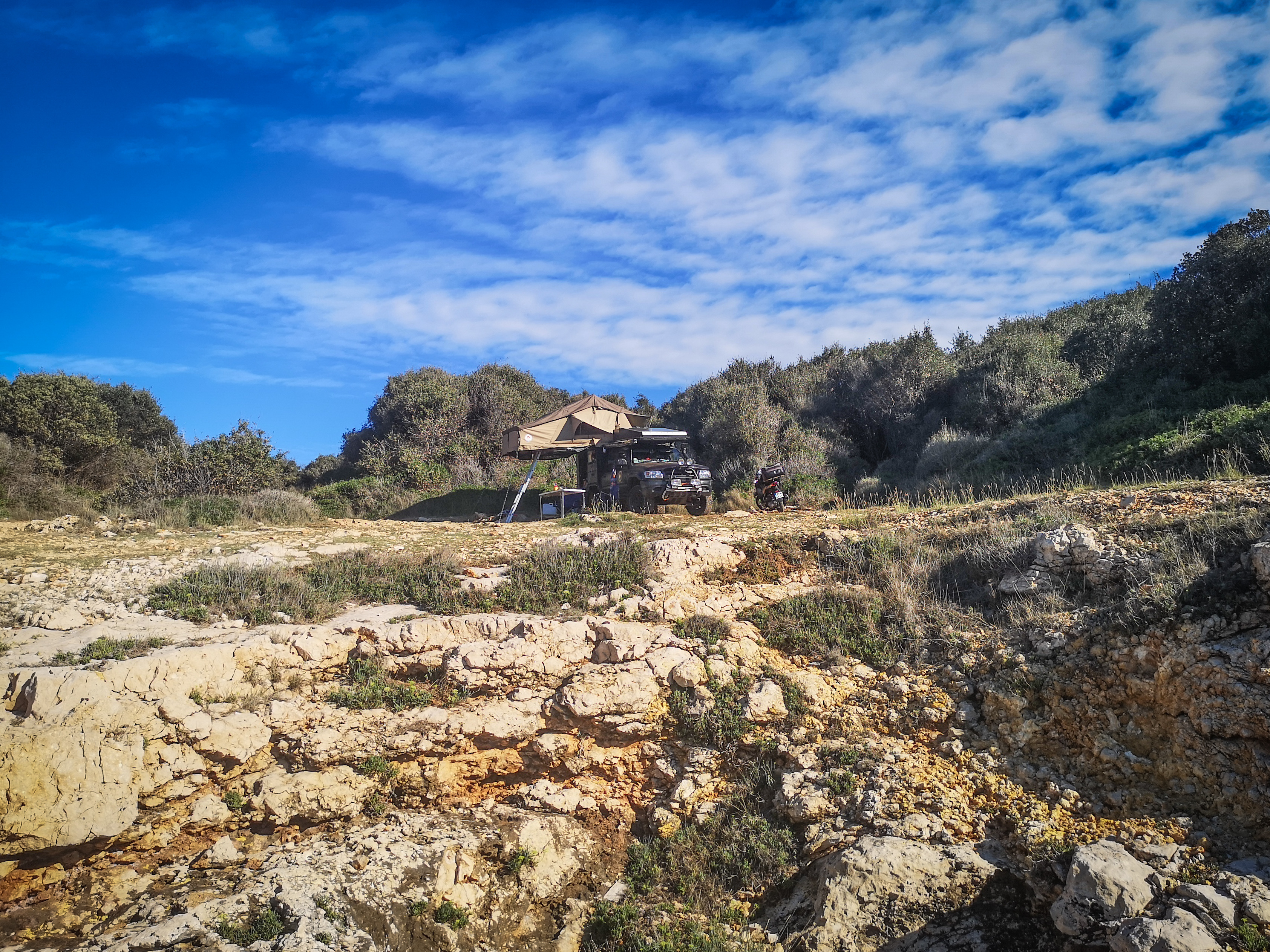 Samochód terenowy nad morzem, obozowanie na dziko w Chorwacji 
4x4 truck by the sea in Croatia, wild camping.