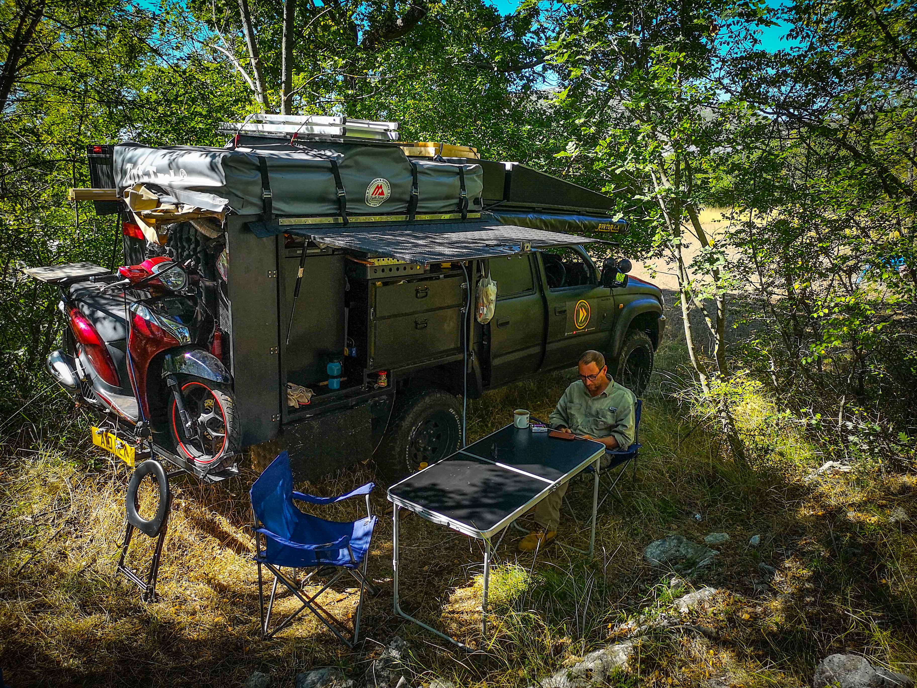 Samochód terenowy w krzakach, obozowanie na dziko w Chorwacji 4x4 truck in Croatia, wild camping.