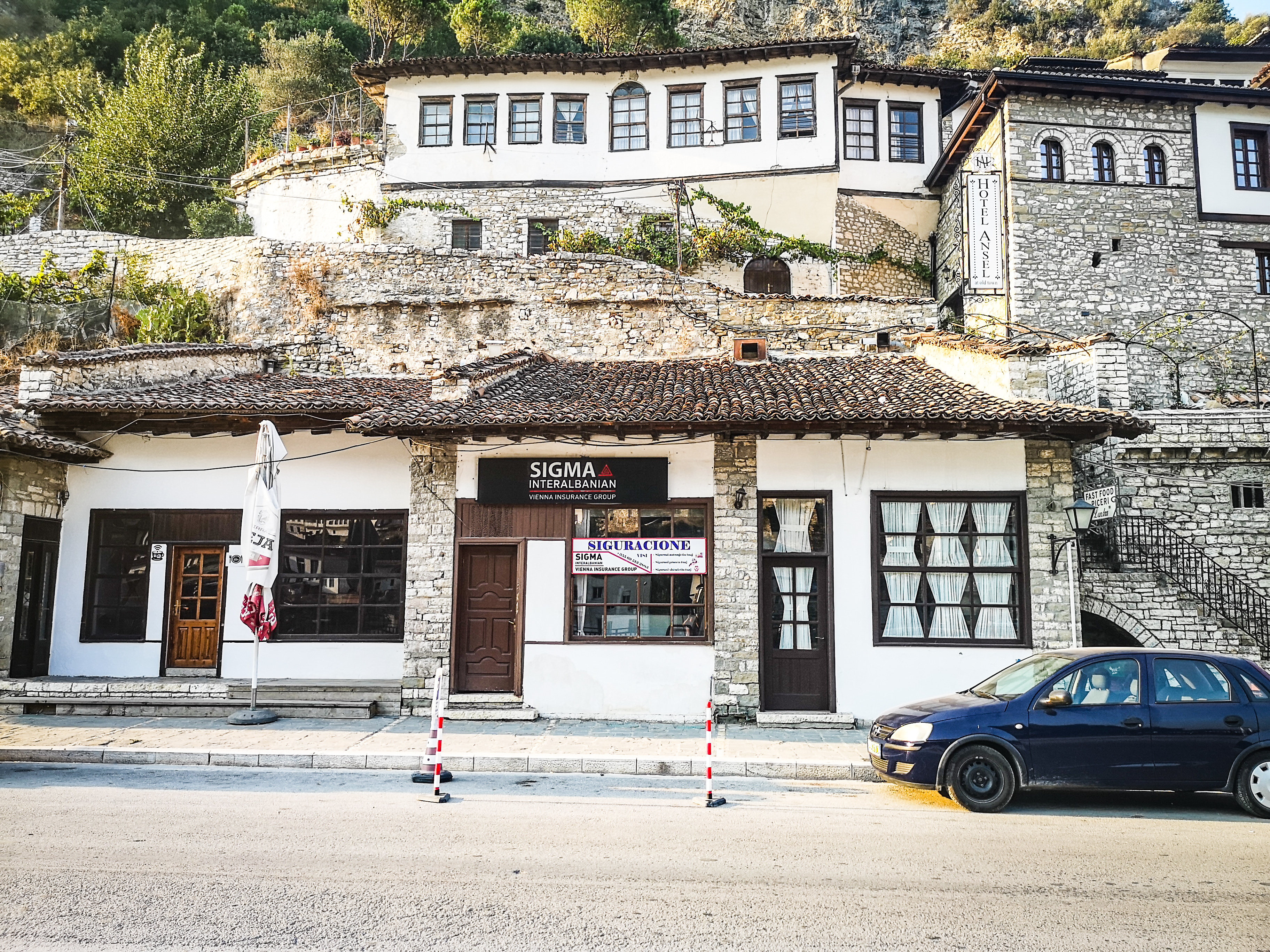Miasteczko Berat w Albanii, tradycyjny dom.
A traditional house in Albania, Berat.