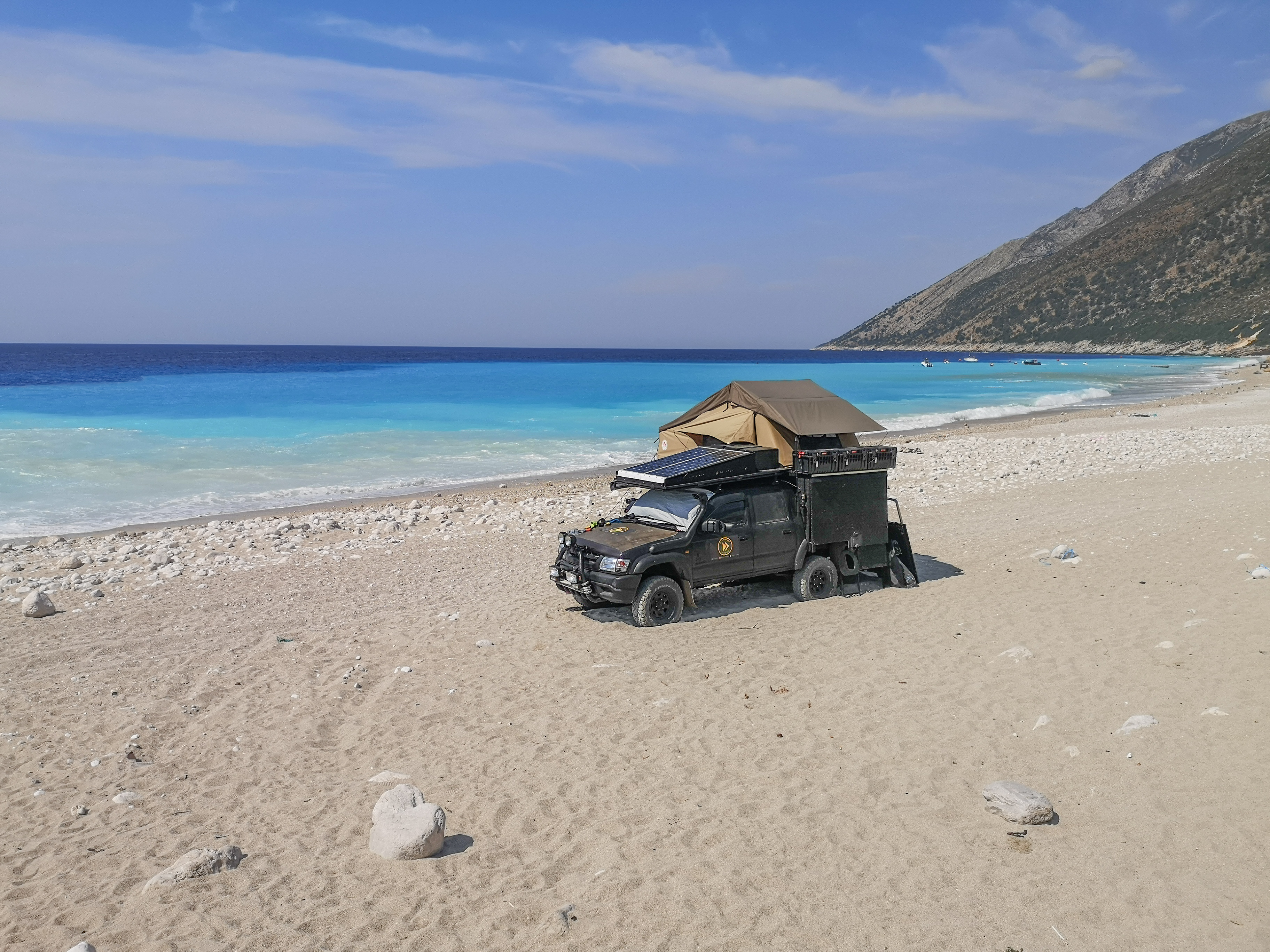 Nocleg, samochód terenowy na plaży w Albanii. Obozowanie, spanie  na dziko.
4x4 pinezki, mapa, atrakcje, plan podróży miejscówki
