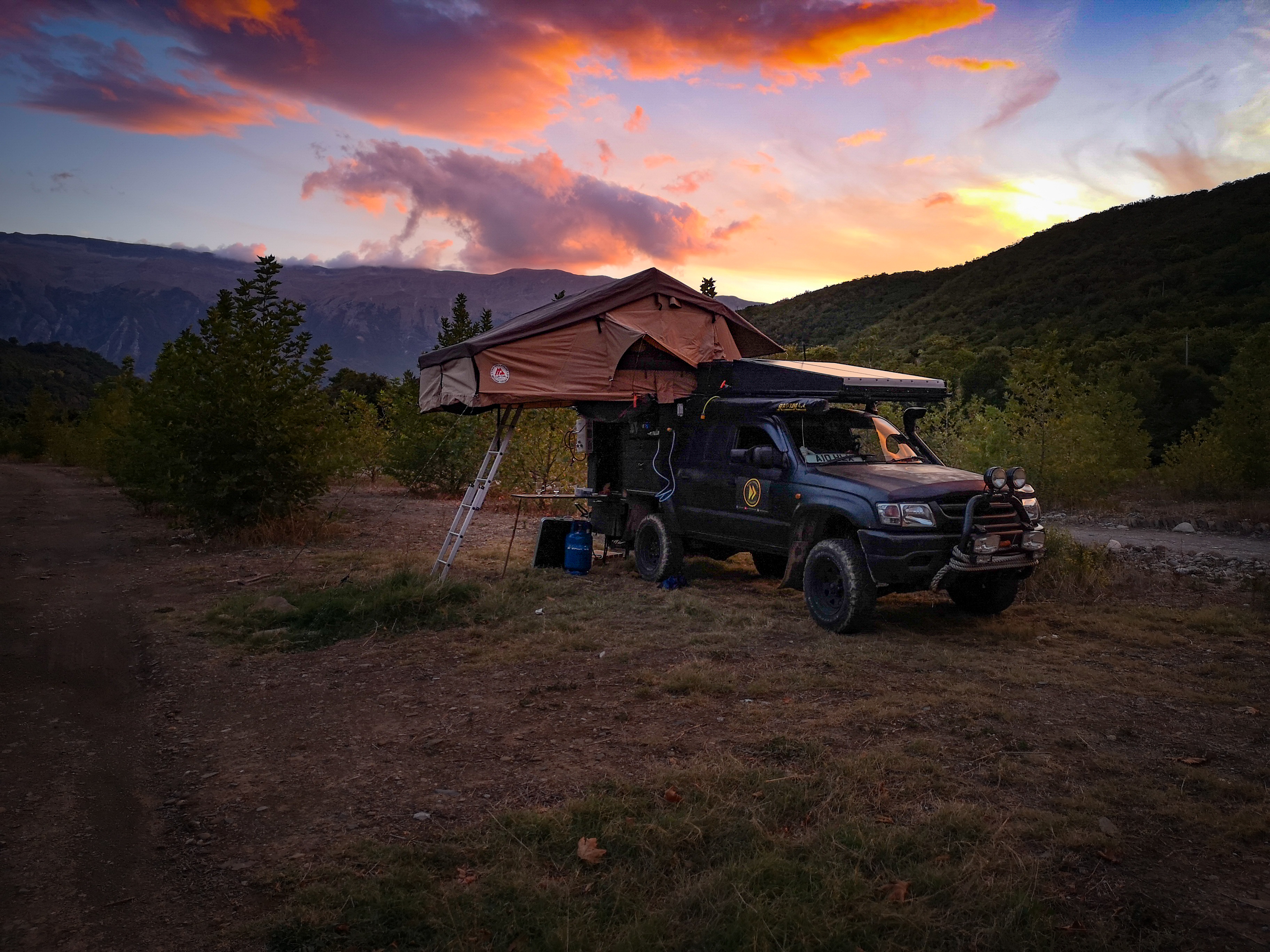 Wschód słońca w Albanii. Najlepsza miejscówka do nocowania na dziko. Sunrise in the mountains. Wild camping in Albania. 