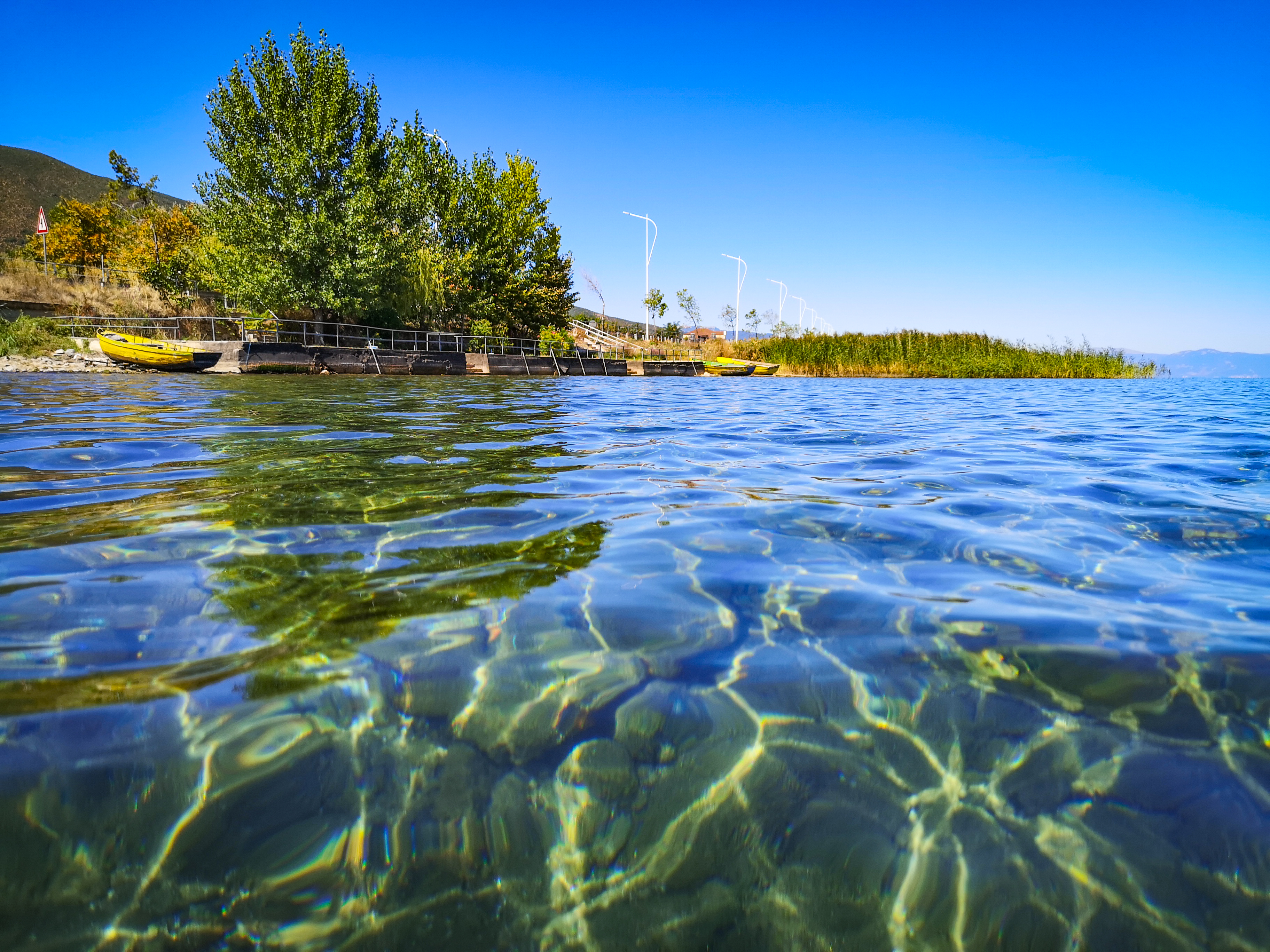 Albania, jezioro Ohrid. Krystalicznie czysta woda w jeziorze Ochrydzkim. Ohrid Lake
