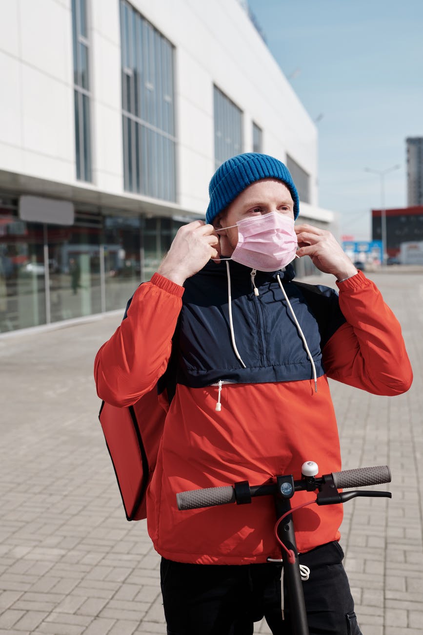 maseczka covid19 koronawirus coronavirus man wearing a mask